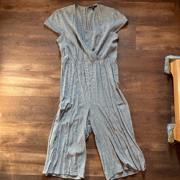 Striped Cropped Jumpsuit with Puff Sleeves - Picture 5 of 12